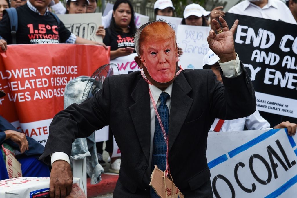 Demonstran mengenakan topeng wajah Presiden AS Donald Trump ambil bagian dalam unjuk rasa di depan gedung kantor PBB di Bangkok, Thailand, 8 September 2018, tempat para ahli tengah berdiskusi untuk menyelamatkan Persetujuan Paris untuk mencegah perubahan iklim. Trump menarik AS dari perjanjian tersebut.