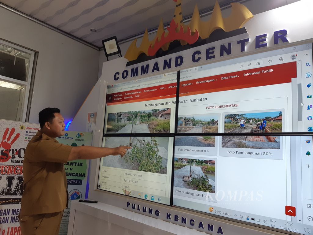 Agus F Pratama (24), aparatur Tiyuh Pulung Kencana, Kecamatan Tulang Bawang Tengah, Kabupaten Tulang Bawang Barat, memantau pembangunan insfrastruktur desa melalui layar monitor di ruangan Command Center di balai tiyuh, Senin (13/3/2023). Saat ini, sebanyak 1.792 desa di Lampung telah memanfaatkan sistem digital untuk pelayanan masyarakat desa.
