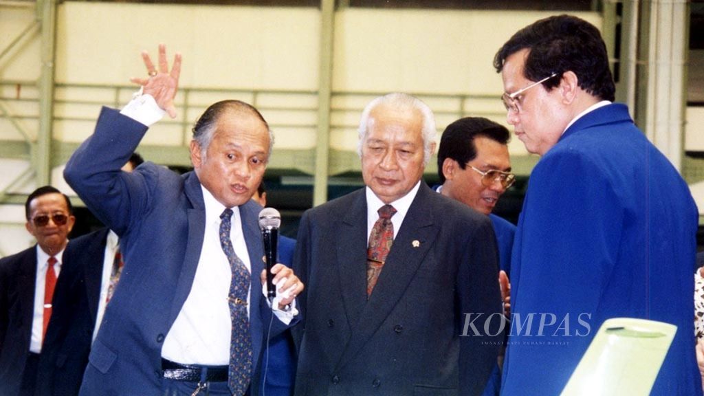 BJ Habibie memberikan penjelasan kepada Presiden Soeharto mengenai pesawat N-250.