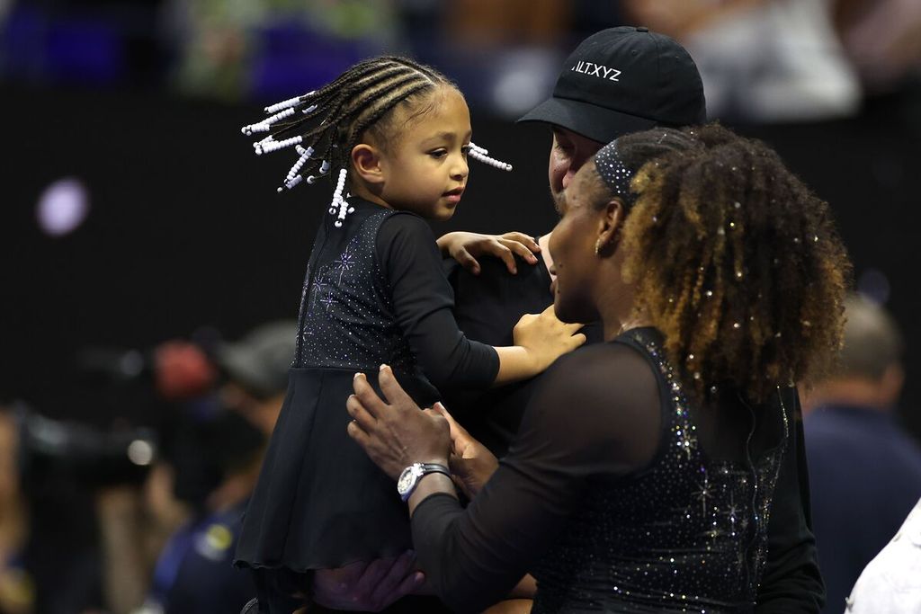 Petenis Amerika Serikat, Serena Williams, disambut putrinya, Alexis Olympia Ohanian, seusai mengalahkan Danka Kovinic (Montenegro) pada babak pertama tunggal putri Grand Slam AS Terbuka di Pusat Tenis AS Billie Jean King, New York, Senin (29/8/2022) malam waktu setempat.