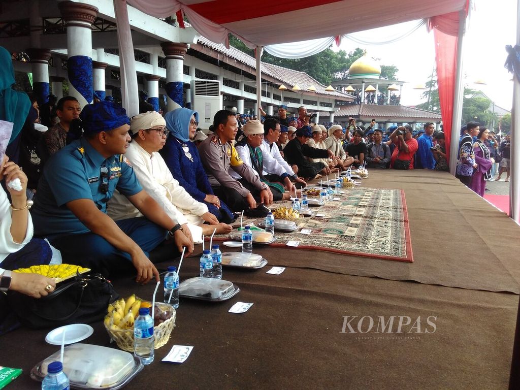 Gubernur Banten Wahidin Halim duduk bersama tokoh-tokoh suku Baduy di sela Seba Baduy di Alun-alun Kota Serang, Banten, Sabtu (21/4/2018).