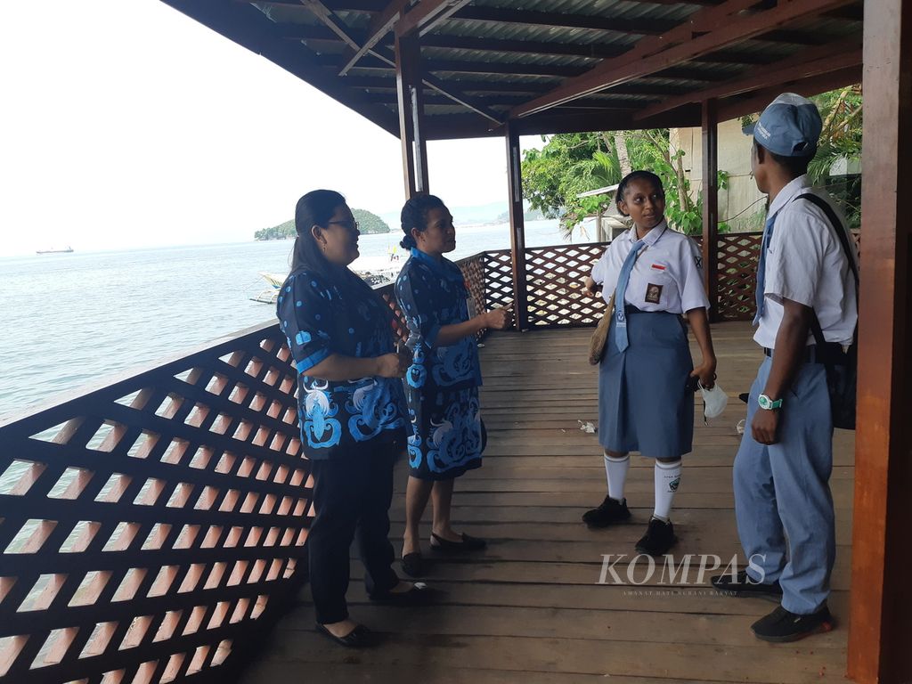 Santi Juliana Senduk (kiri), guru bahasa Jepang dan Dolvina Lea Ansanay (kanan), Guru geografi di SMA Gabungan Jayapura, Papua, menjadi guru penggerak angkatan pertama di Kota Jayapura. Para guru mendapat pendampingan untuk menerapkan pembelajaran dengan paradigma baru, salah satunya dengan Kurikulum Merdeka yang berpusat pada siswa.Interaksi guru dan siswa secara langsung dinilai efektif memulihkan pendidikan. 