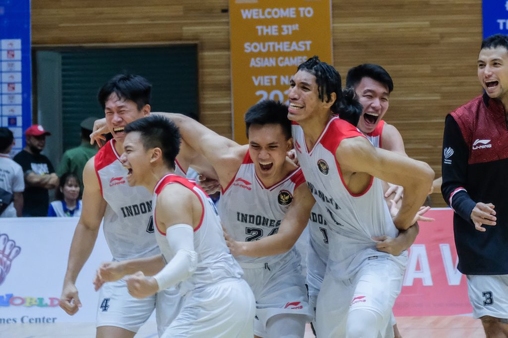 Selebrasi pemain tim nasional Indonesia setelah meraih emas SEA Games Vietnam 2021 di Thanh Tri Indoor Stadium, Hanoi, Minggu (22/5/2022). Indonesia menang dalam laga penentu atas Filipina, 85-81.