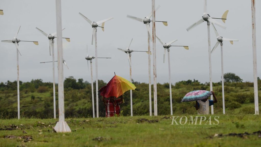 Deretan kincir angin pembangkit listrik tenaga bayu (PLTB) menghiasi puncak bukit di Dusun Tanarara, Desa Maubokul, Kecamatan Pandawai, Sumba Timur, Nusa Tenggara Timur, Rabu (3/2/2021). Sebagian besar dari 48 kincir angin yang dibangun pada 2013 lalu itu hingga kini masih berfungsi dengan baik dalam memenuhi kebutuhan listrik masyarakat sekitar. 