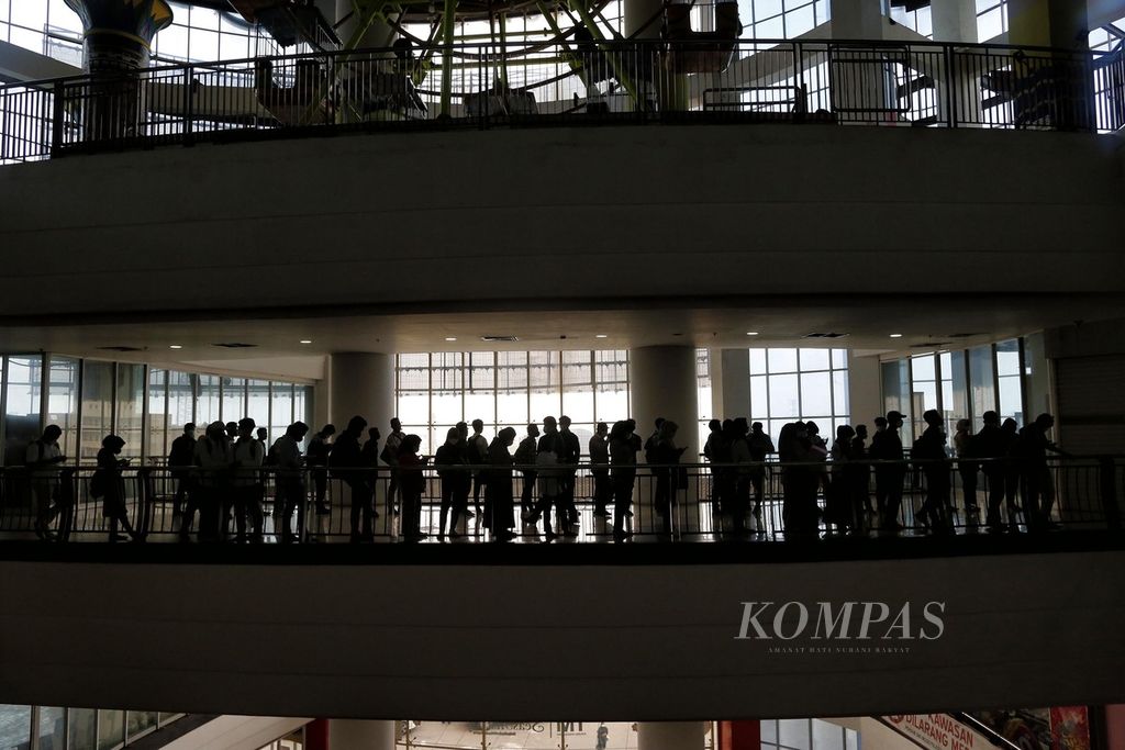 Siluet antrean para pencari kerja di acara Jakarta Job Fair yang didakan oleh Suku Dinas Tenaga Kerja, Transmigrasi, dan Energi Kota Administrasi Jakarta Barat di Mal Seasons City, Jakarta, Rabu (2/11/2022). 