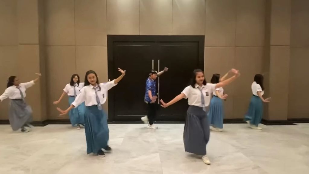 Tangkapan layar dari akun Youtube Abing Tari (B_W) yang menunjukkan proses belajar dan latihan tari tradisi oleh Abing Santoso.