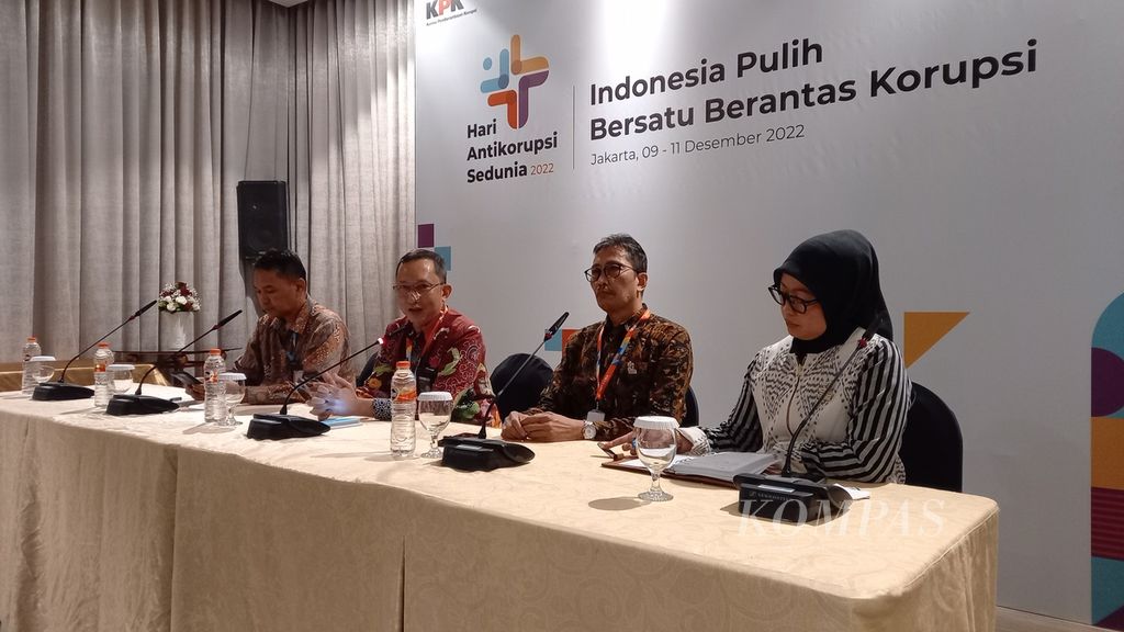 Dari kiri ke kanan: Direktur Laporan Harta Kekayaan Penyelenggara Negara (LHKPN) Komisi Pemberantasan Korupsi (KPK) Isnaeni; Director of Finance, Human Resources, and Risk Management PT INKA Andy Budiman; Direktur Utama Bank Jatim Busrul Iman; dan Pelaksana Tugas Juru Bicara KPK Ipi Maryati Kuding dalam konferensi pers di sela-sela acara peringatan Hari Antikorupsi Sedunia (Hakordia) 2022, Jumat (9/12/2022).