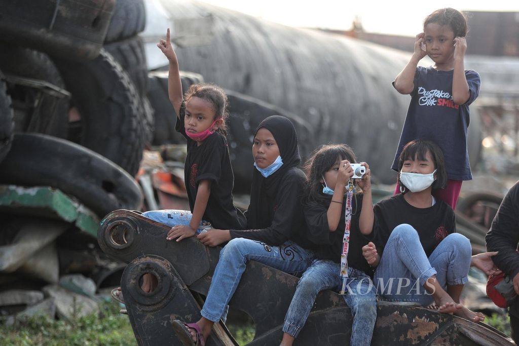 Anak-anak nelayan di Pantai Cilincing, Jakarta Utara, mengikuti kelas fotografi dan menulis foto berita yang diadakan oleh komunitas Kelas Jurnalis Cilik (KJC), Minggu (6/6/2021). KJC yang saat ini telah sampai angkatan keempat tersebut menghadirkan sukarelawan-sukarelawan mahasiswa, komunitas fotografi hingga guru untuk mengajar di tempat tersebut setiap Minggu sore.