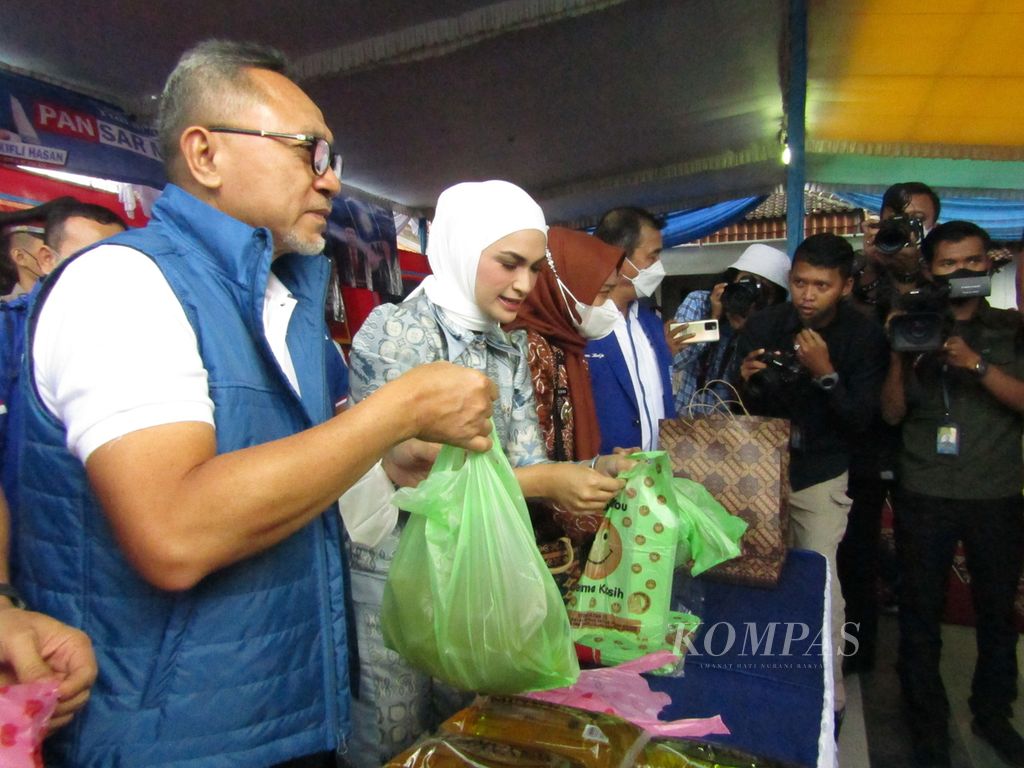 Menteri Perdagangan Zulkifli Hasan didamping anak perempuannya (kedua dari kiri) saat meninjau kegiatan pasar murah minyak goreng di Bandar Lampung, Sabtu (9/7/2022). Selain menyosialisasikan MinyaKita kepada masyarakat, Zulkifli juga berdialog dengan petani kelapa sawit di Lampung.