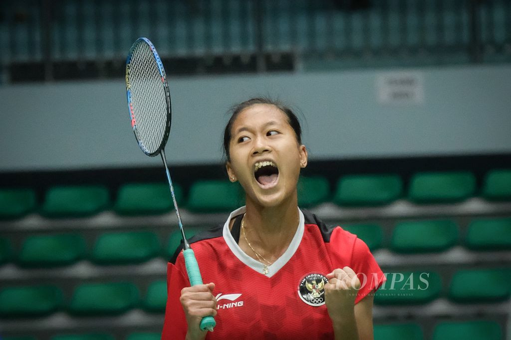 Selebrasi tunggal kedua Indonesia, Putri Kusuma Wardani, setelah menaklukkan pemain berpengalaman tuan rumah, Vu Thi Trang, 21-19, 16-21, 21-15, dalam laga ketiga semifinal beregu SEA Games Vietnam 2021 di Bac Giang Gymnasium, Selasa (17/5/2022).