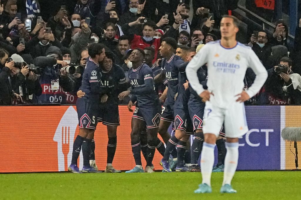 Para pemain Paris Saint-Gemain (PSG) merayakan gol yang dicetak Kylian Mbappe pada pengujung laga ke gawang Real Madrid pada pertandingan pertama babak 16 besar Liga Champions di Stadion Parc des Princes, Paris, Perancis, Rabu (16/2/2022) dini hari WIB. Real Madrid yang bermain disiplin dan di bawah tekanan tuan rumah sejak menit pertama harus kebobolan pada menit akhir pertandingan.