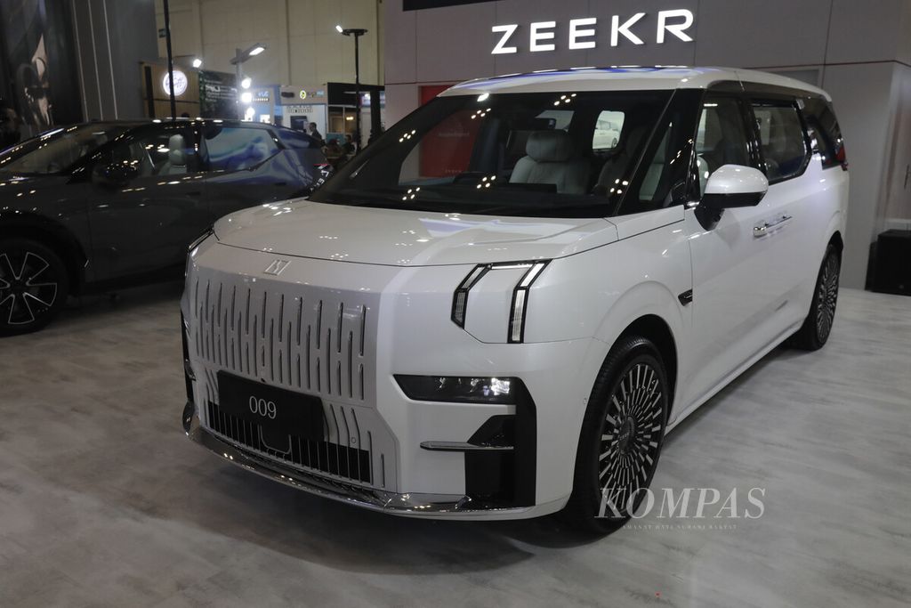 Zeekr 009 di Gaikindo Jakarta Auto Week 2024. 