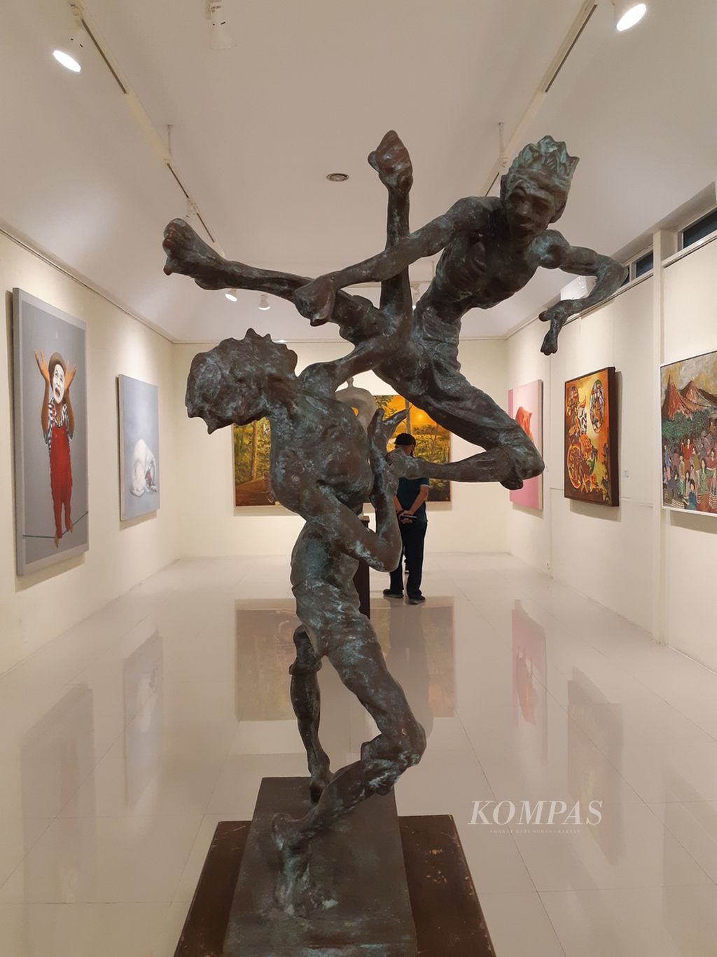 Salah satu karya patung idealis karya perupa Dunadi berjudul "Tendangan Melayang" dipamerkan di Pendhapa ArtSpace, Bantul, Daerah Istimewa Yogyakarta, Senin (24/7/2023). Patung perunggu ini dibuat Dunadi pada tahun 2015. 
