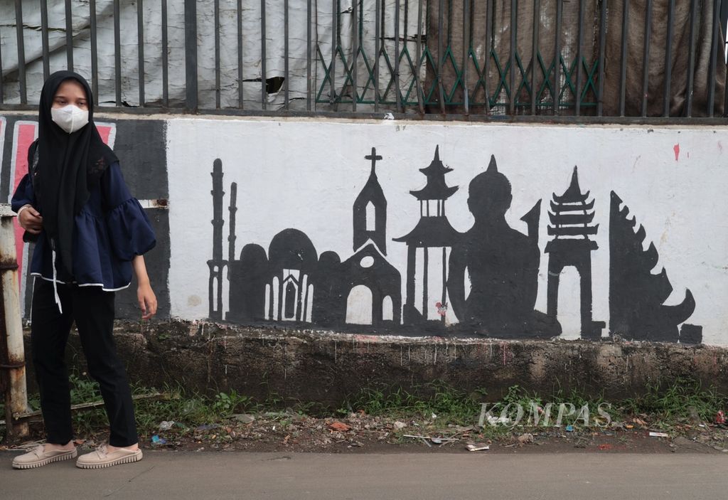 Mural bertema rumah ibadah lintas agama tergambar di sebuah gang di Kedawung, Depok, Jawa Barat, Minggu (15/1/2023). 