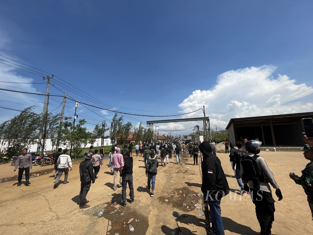 Ratusan pekerja terlibat bentrok di kawasan pemurnian nikel PT Virtue Dragon Industrial Park (VDNIP), di Morosi, Konawe, Sulawesi Tenggara, Rabu (22/3/2023). Ribuan pekerja dari dua perusahaan di kawasan ini, yaitu PT Virtue Dragon Nickel Industry dan PT Obsidian Stainless Steel, melakukan aksi mogok kerja menuntut berbagai hal ke perusahaan yang dianggap tidak menaati aturan ketenagakerjaan.