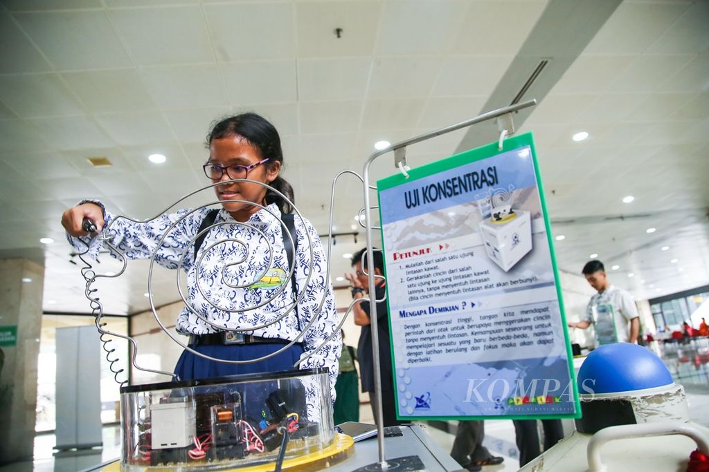Pengunjung melatih konsentrasi menggunakan alat uji konsentrasi yang dipamerkan dalam Pameran Inovasi Puspiptek 2019 di kawasan Puspiptek, Tangerang Selatan, Banten, Kamis (3/10/2019). 