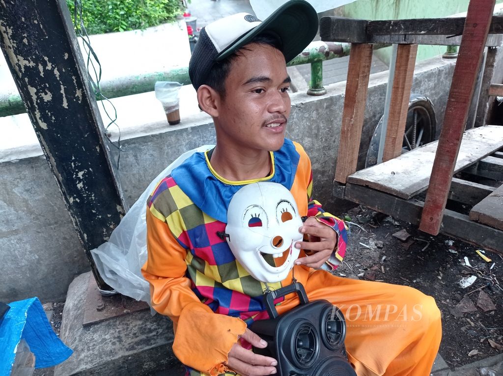 Manusia badut rehat setelah berkeliling seputaran Pasar Tanah Abang dan Stasiun Tanah Abang, Kamis (16/6/2022).