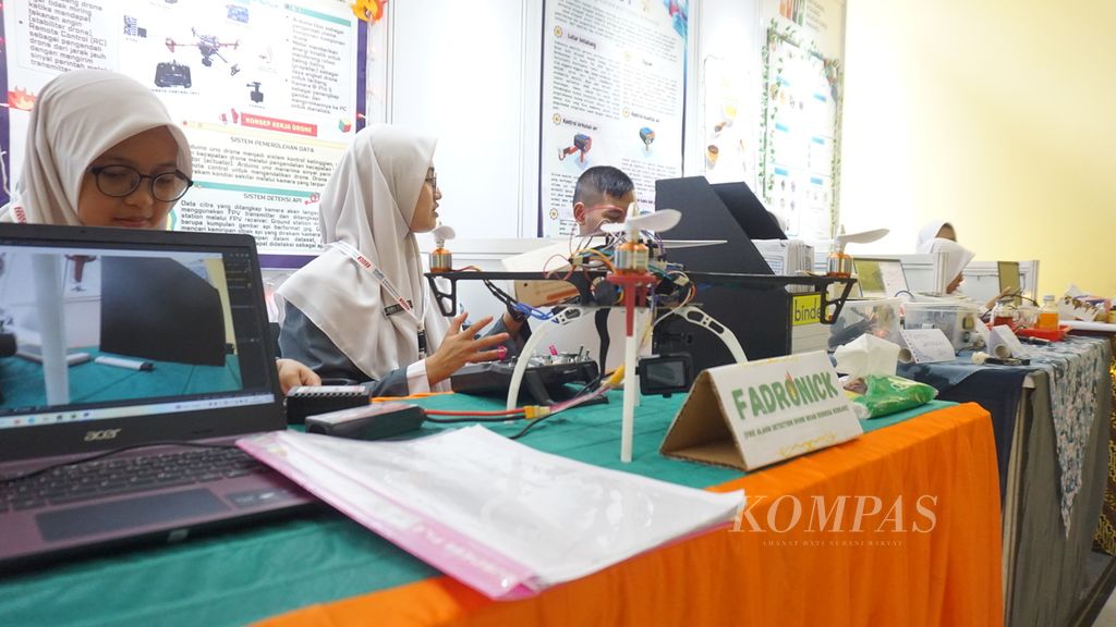 Salah satu hasil riset dan inovasi dari siswa sekolah menengah atas (SMA) dipamerakan dalam acara Indonesia Research and Innovation (InaRI) Expo 2022 di Gedung ICC Cibinong Science Center, Bogor, Jawa Barat, Kamis (27/10/2022). Sekitar 239 peserta dari sejumlah lembaga penelitian ataupun organisasi turut memamerkan hasil inovasi mereka.