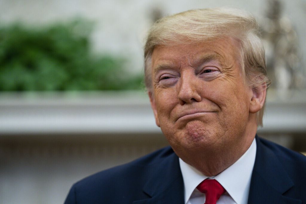 Presiden AS Donald Trump tersenyum saat bertemu dengan Presiden Ekuador Lenin Moreno di Ruang Oval Gedung Putih, Rabu, 12 Februari 2020, di Washington.