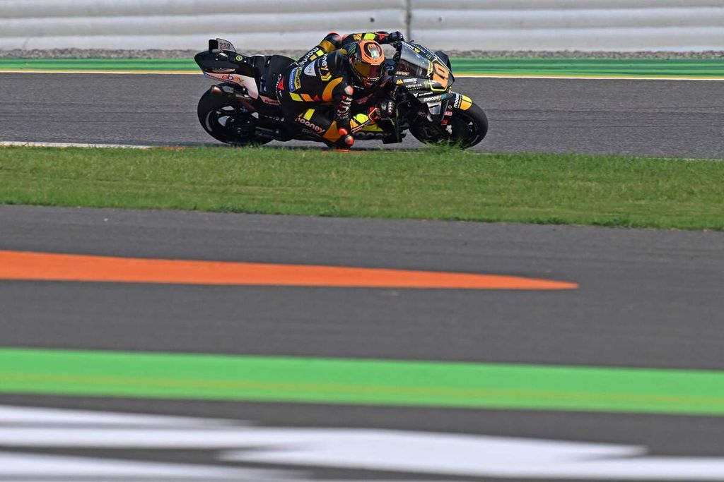 Pebalap Mooney VR46, Luca Marini, pada latihan bebas pertama menjelang balap MotoGP seri India di Sirkuit Buddh, Greater Noida, Jumat (22/9/2023). 