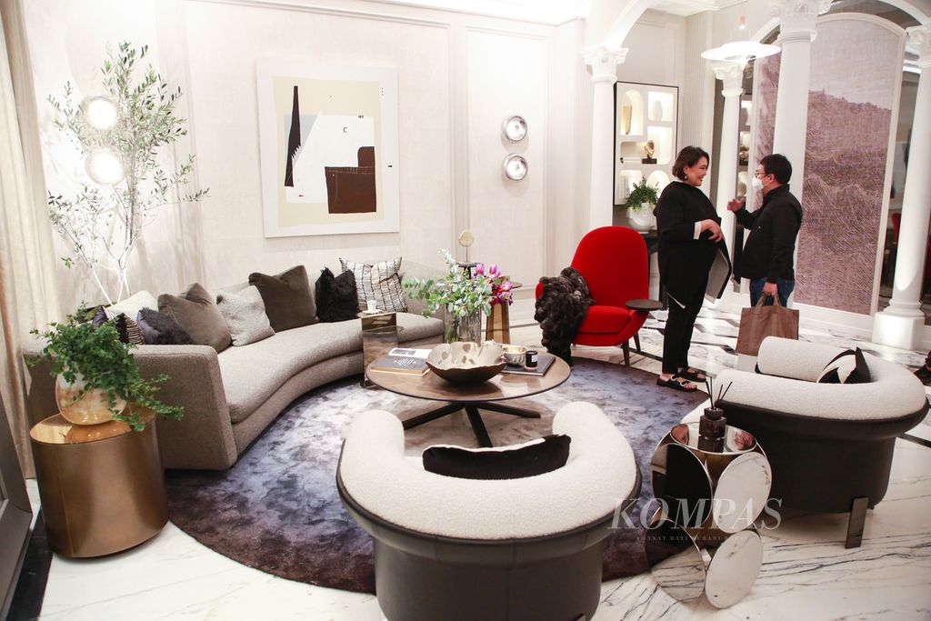 Desainer interior Vivianne Faye dengan set ruang tamu klasik modern karyanya. dalam pameran desain interior TCOI Chapter V di Senayan City, Jakarta Pusat, Selasa (20/9/2022).