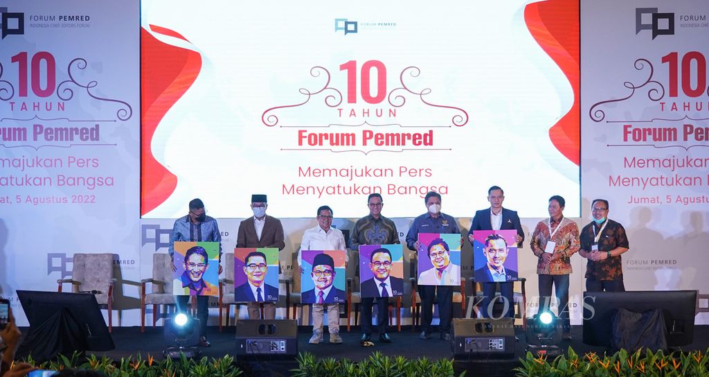 Menparekraf Sandiaga Uno, Gubernur Jawa Barat Ridwan Kamil, Wakil Ketua DPR Muhaimin Iskandar, Gubernur DKI Jakarta Anies Baswedan, Menko Perekonomian Airlangga Hartarto, Ketua Umum Partai Demokrat Agus Harimurti Yudhoyono, Anggota Dewan Penasihat Forum Pemred Heddy Lugito, dan Anggota Dewan Penasehat Forum Pemred Budiman Tanuredjo (dari kiri ke kanan) berfoto bersama dengan kenang-kenangan lukisan dari Forum Pemred di acara Peringatan 10 Tahun Forum Pemimpin Redaksi (Pemred) di Hotel Raffless Jakarta, Kuningan, Jakarta, Jumat (5/8/2022). 