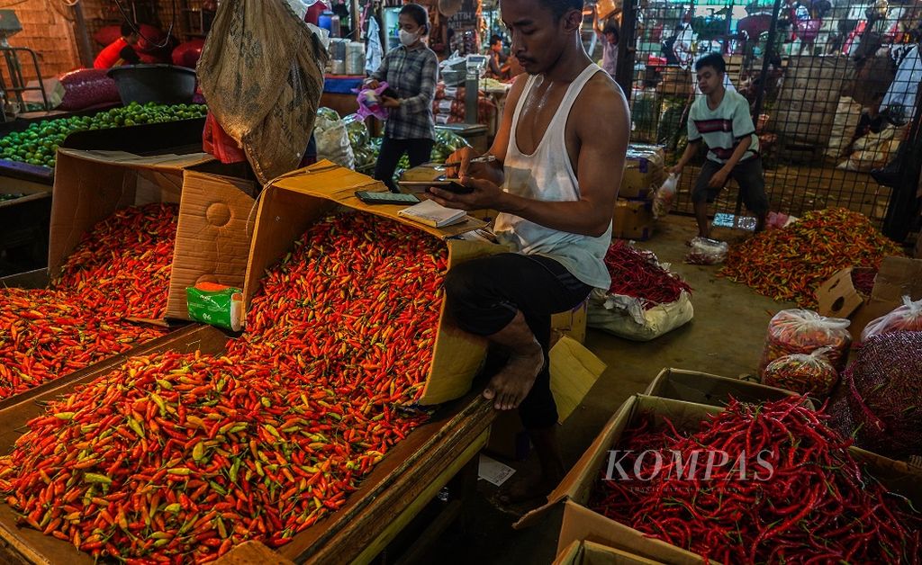 Cabai rawit merah dan beberapa jenis cabai lain di lapak kios JM Putra 2, Pasar Induk Kramat Jati, Jakarta Timur, Selasa (14/12/2021). Cabai rawit merah di pasar induk ini dijual dengan harga Rp 82.000 per kilogram. Lonjakan harga cabai rawit merah ini menjadi fenomena menjelang natal dan tahun baru. Selain itu faktor cuaca juga menjadi salah satu penyebab kenaikan harga ini.