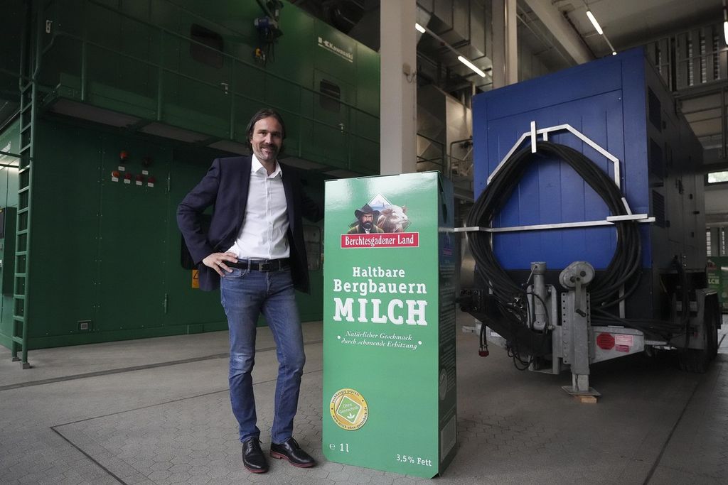 Direktur Pelaksana The Molkerei Berchtesgadener Land, Pointner, berpose di depan generator turbin di Piding, dekat Muenchen, Jerman, 15 Juli 2022. 