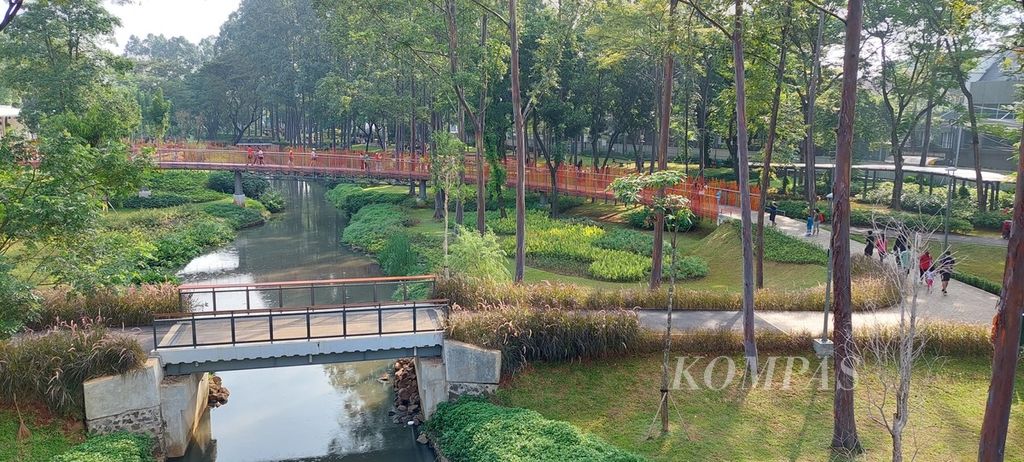 Salah satu sisi Tebet Eco Park, Sabtu (30/4/2022). Taman yang baru direvitalisasi dan dibuka untuk umum kurang dari 2 bulan tersebut kini ditutup sementara. Pengunjung membeludak membuat kawasan di sekitarnya terdampak dengan banyaknya parkir liar, sampah, hingga keramaian sepanjang hari.
