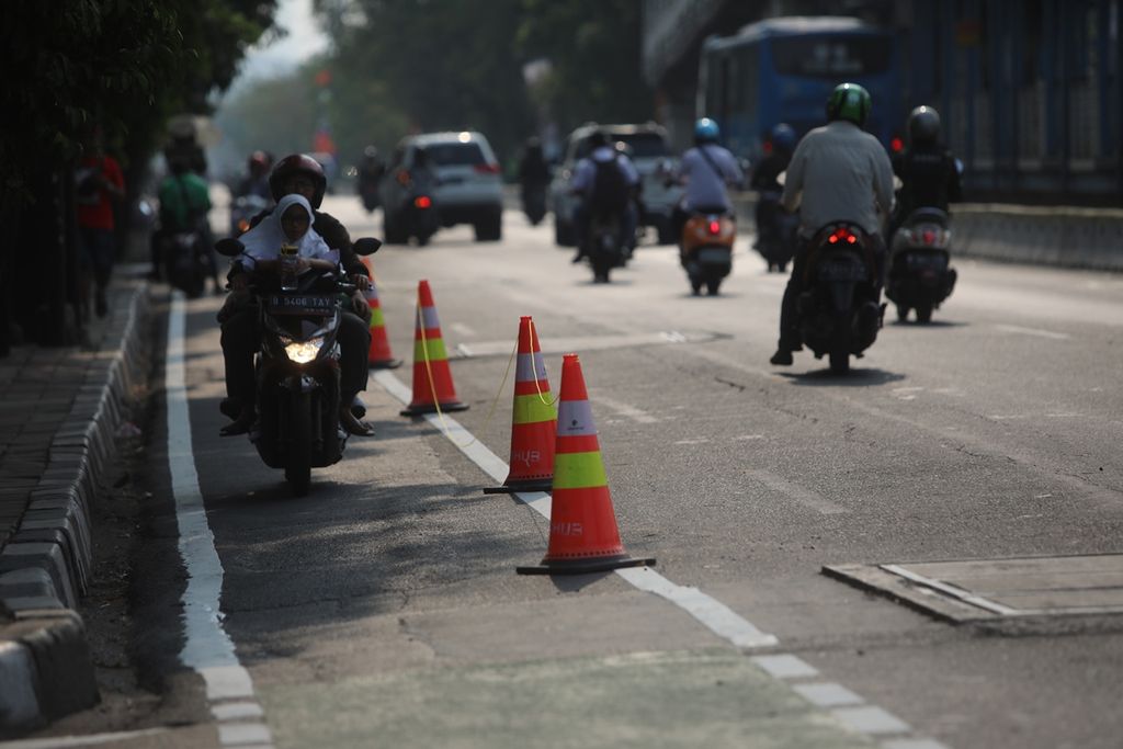 Pengendara motor melawan arus menggunakan jalur khusus sepeda di Jalan Pemuda, Rawamangun, Jakarta Timur, Senin (23/9/2019).