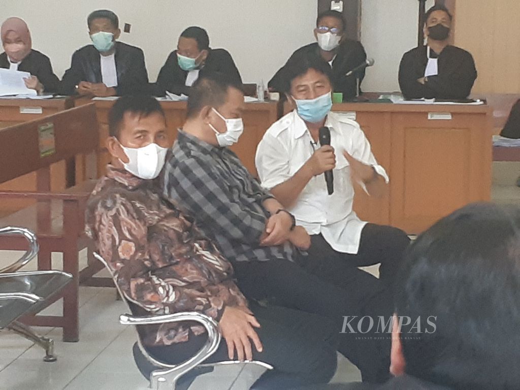 Wakil Gubernur periode 2008-2013 Eddy Yusuf (berbaju putih) dan Wakil Gubernur Sumsel periode 2013-2018 Ishak Mekki (berbaju batik), serta mantan Kepala Dinas Energi dan Sumber Daya Mineral Sumsel Robert Heri memberikan keterangan dalam persidangan tindak pidana korupsi perusahaan daerah pertambangan dan energi Sumatera Selatan di Pengadilan Tipikor Palembang, Kamis (10/2/2022). 