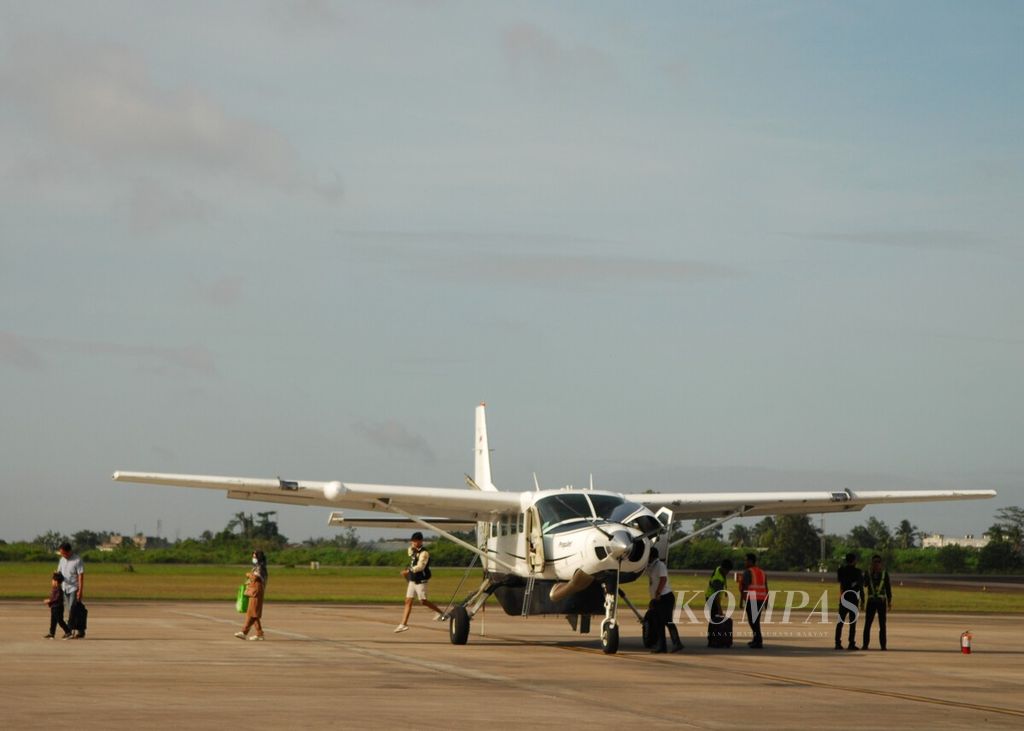 Jalur penerbangan perintis ke Kerinci dan Dabo Singkep kembali dibuka di Bandara Sultan Thaha, Jambi. Penumpang dari Dabo Singkep, Kepulauan Riau, tiba di Bandara Sultan Thaha Jambi, Jumat (5/1/2024).