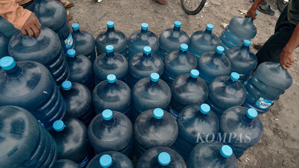 A pile of refilled polycarbonate bottled water is ready to be brought to Muara Gembong at the mouth of Kali Rawa Malang, Cilincing, North Jakarta, Wednesday (21/9/2022).