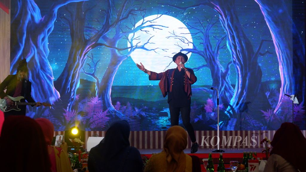 Penyanyi Anji tampil dalam acara Syukuran Hari Bhayangkara Ke-77 di Banjarbaru, Kalimantan Selatan, Sabtu (1/7/2023). Acara syukuran ini dihadiri jajaran forum koordinasi pimpinan daerah Provinsi Kalsel, tokoh agama, tokoh masyarakat, tokoh adat, dan undangan lain.