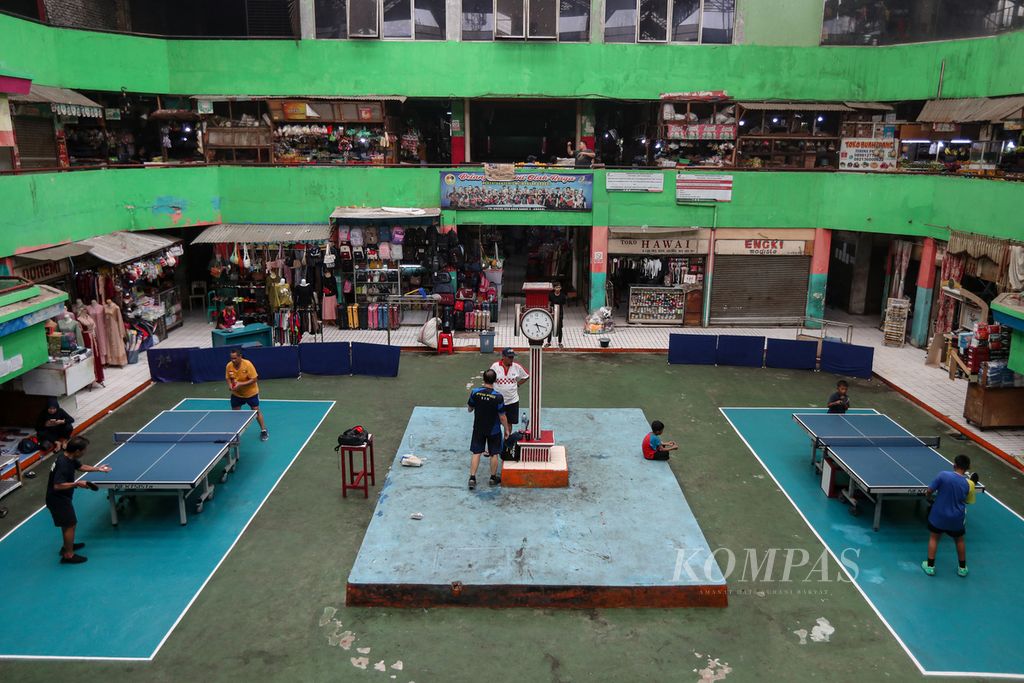 Aktivitas warga saat bermain tenis meja di Pasar Grogol, Jakarta.