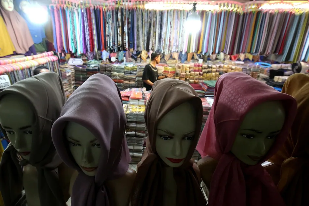Pedagang pakaian menunggu pembeli di Blok A Pasar Tanah Abang, Jakarta Pusat, Minggu (17/11/2024). Di tengah kondisi daya beli masyarakat yang melemah, pemerintah memastikan untuk tetap menaikkan Pajak Pertambahan Nilai (PPN) dari 11 persen menjadi 12 persen pada 2025. KOMPAS/TOTOK WIJAYANTO (TOK) 17-11-2024