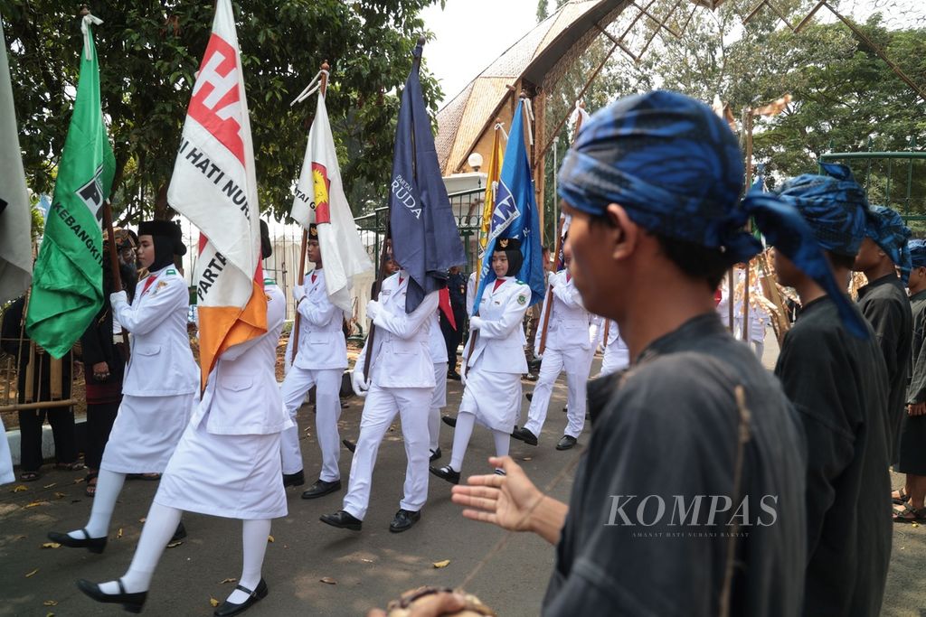 Rombongan Paskibra membawa bendera partai politik peserta Pemilu 2024 memasuki kantor Bupati Lebak saat kirab Pemilu di Lebak, Banten, Senin (18/9/2023). Kirab Pemilu 2024 ini adalah program Komisi Pemilihan Umum yang berlangsung sejak 14 Januari 2023 atau satu tahun menjelang pemungutan suara..