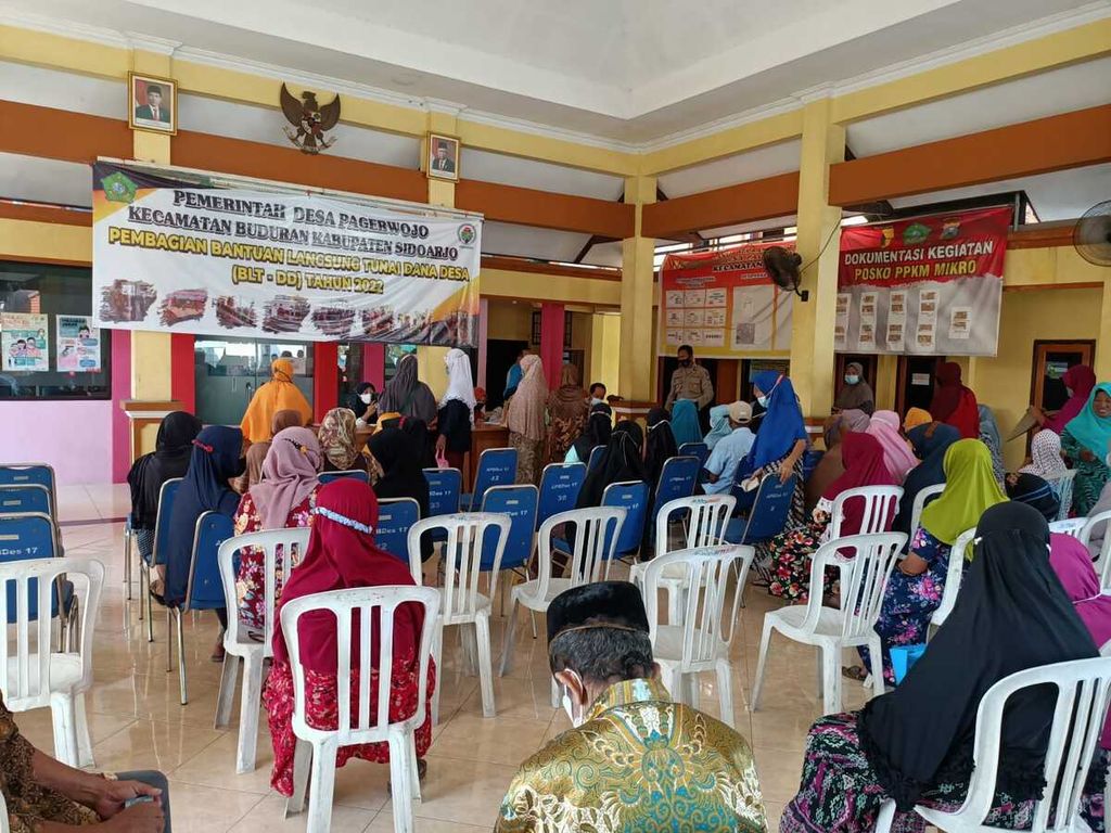 Warga Kecamatan Buduran, Sidoarjo, menerima BLT minyak goreng, Sabtu (16/4/2022).
