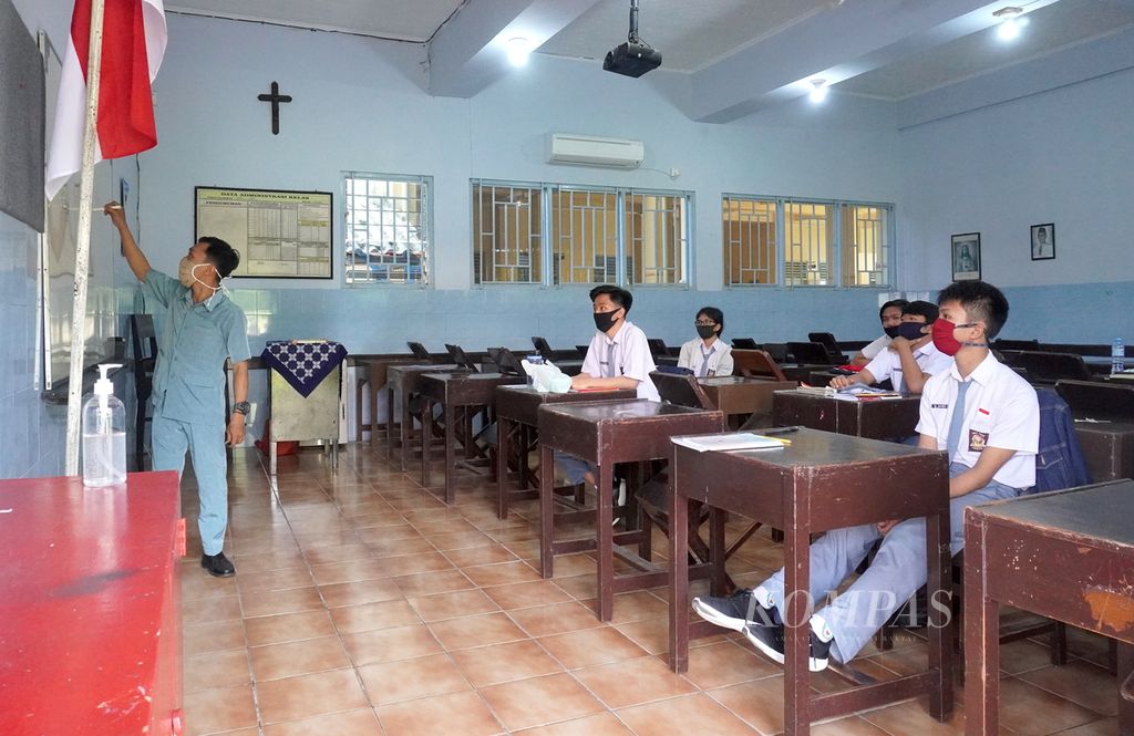 Suasana pembelajaran tatap muka di SMA Pius Tegal, Jateng, Senin (7/9/2020). Satu kelas berkapasitas 30 siswa hanya diisi 10 siswa untuk menjaga jarak antarsiswa.