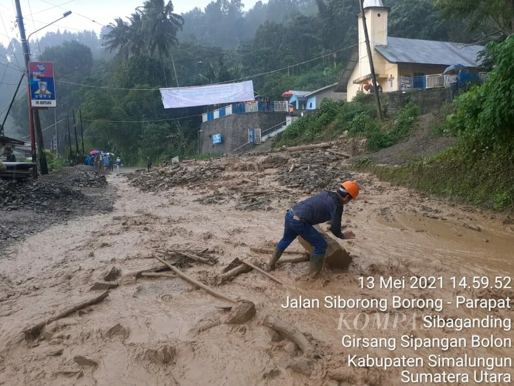 <p>Banjir bandang dan longsor menutup Jalan Pematangsiantar-Parapat di Kecamatan Girsang Sipangan Bolon, Kabupaten Simalungun, Sumatera Utara, Kamis (13/5/2021) sore. Akses ke kawasan wisata Parapat sempat tertutup karena bencana itu. </p>