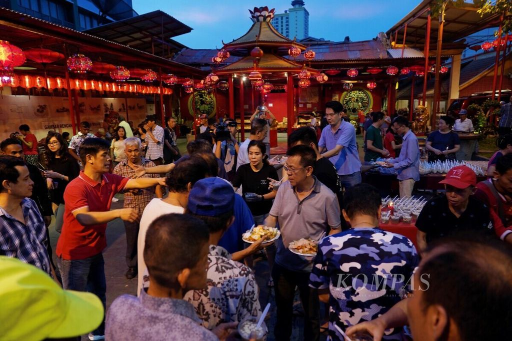 Umat Kelenteng Kim Tek Ie dan Muslim Tionghoa Indonesia bergotong royong membagikan hidangan takjil dan makanan untuk buka puasa di halaman Kelenteng Kim Tek Ie, Petak Sembilan, Glodok, Jakarta, Sabtu (12/5/2019). Takjil dan makanan buka puasa yang dibagikan kepada umat Muslim berlatar aneka ragam etnis di sekitar menjadi potret indahnya toleransi dan kebinekaan bagi Indonesia.