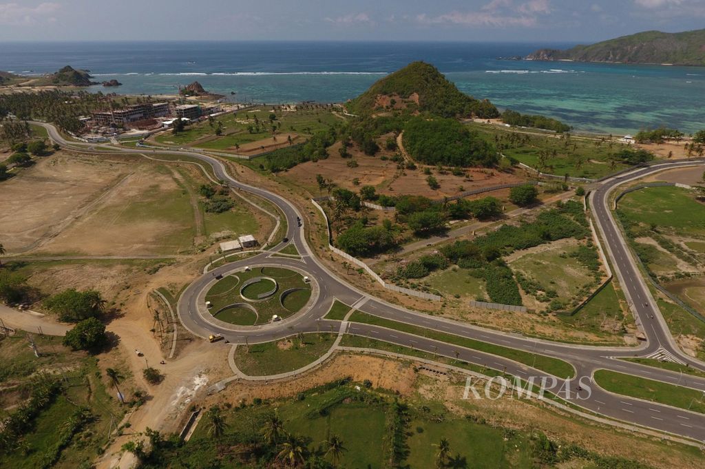 KEK Pariwisata Mandalika - Potret dari udara jalan Kawasan Ekonomi Khusus (KEK) yang dibangun oleh PT Pengembangan Pariwisata Indonesia (Persero) atau Indonesia Tourism Development Corporation (ITDC) di Lombok Tengah, Nusa Tenggara Barat, Minggu (18/11/2018). Berbekal pengalaman dan kesuksesan mengelola dan mengembangkan the Nusa Dua di Bali, ITDC diharapkan mampu menjadikan KEK Mandalika menjadi tujuan utama wisata dunia.