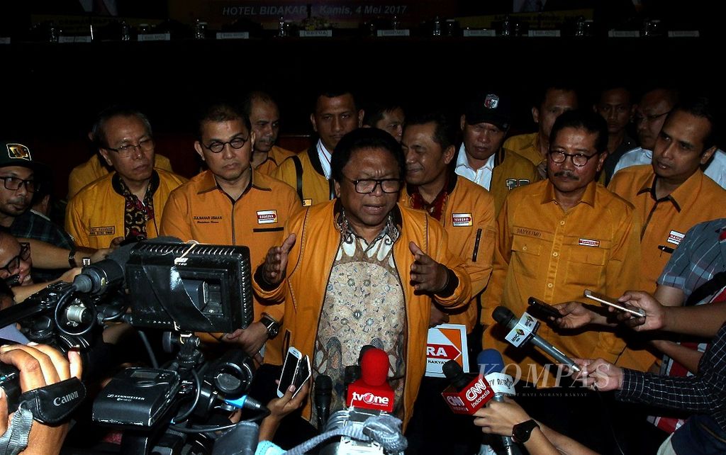 Ketua Umum Partai Hati Nurani Rakyat (Hanura), Oesman Sapta Odang (OSO) (tengah) di dampingi para kader memberikan keterangan pers usai acara "Konsolidasi dan Gerakan S-5 Partai Hanura Menuju Kemenangan Gemilang Pemilu 2019" yang di gelar di gedung Bidakara, Jakarta, Kamis (4/5/2017).