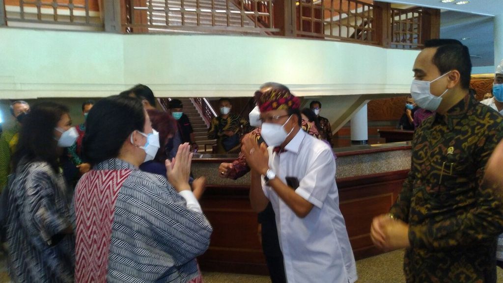 Ketua DPR Puan Maharani (kiri) bersama Gubernur Bali Wayan Koster seusai menghadiri konferensi pers di Nusa Dua, Badung, Senin (14/3/2022), mengenai persiapan Sidang Ke-144 Inter-Parliamentary Union (IPU) Assembly and Related Meetings yang akan digelar di Bali, 20-24 Maret 2022. 