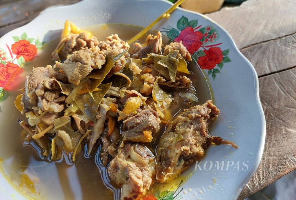 Lempah urong tugang yang sudah masak memiliki warna kekuningan dan kuahnya tidak keruh. Endapan bumbu halusnya terdapat di bagian dasar kuah. Cita rasa yang dominan adalah gurih, asam, dan pedas.