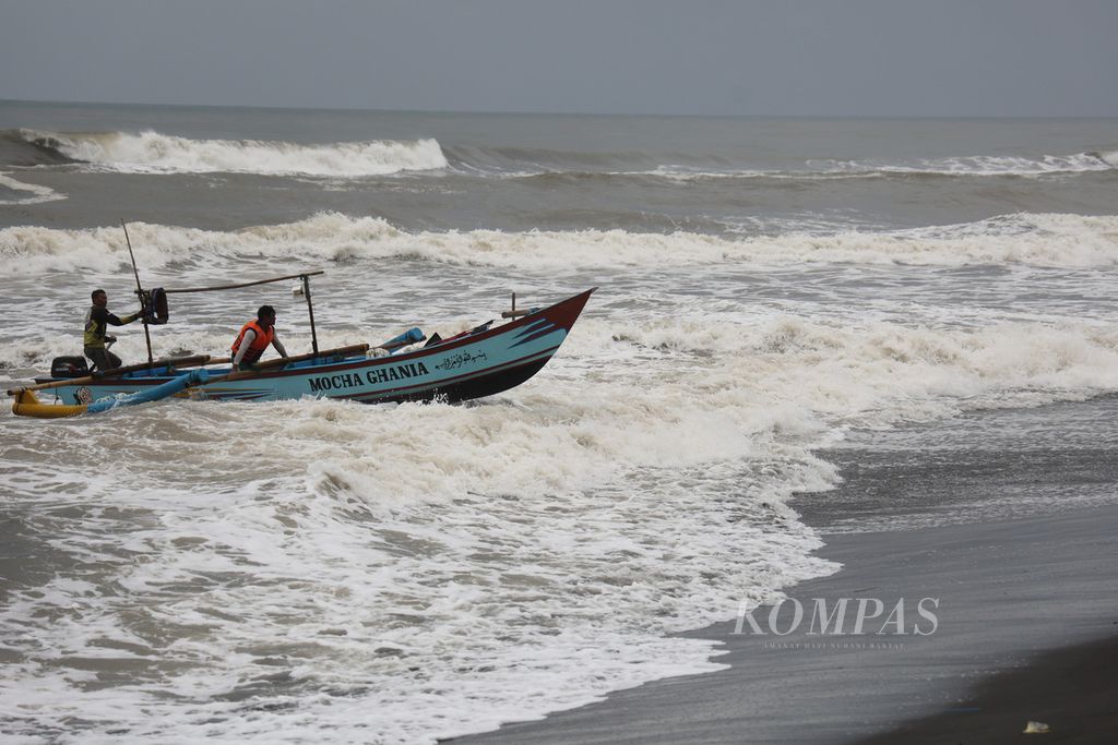 Nelayan mendarat di Pantai Depok, Bantul, DI Yogyakarta, Kamis (9/2/2023). Sebagian kecil nelayan di pantai itu memberanikan diri melaut meski berlangsung gelombang tinggi dan berbahaya terhadap keselamatan mereka. Badan Meteorologi, Klimatologi, dan Geofisika mengeluarkan peringatan bahaya gelombang tinggi di perairan Laut Selatan dengan ketinggian 2,5-4 meter. Siklon tropis Freddy yang berlangsung di kawasan selatan Jawa memicu hujan lebat, angin kencang dan gelombang tinggi.