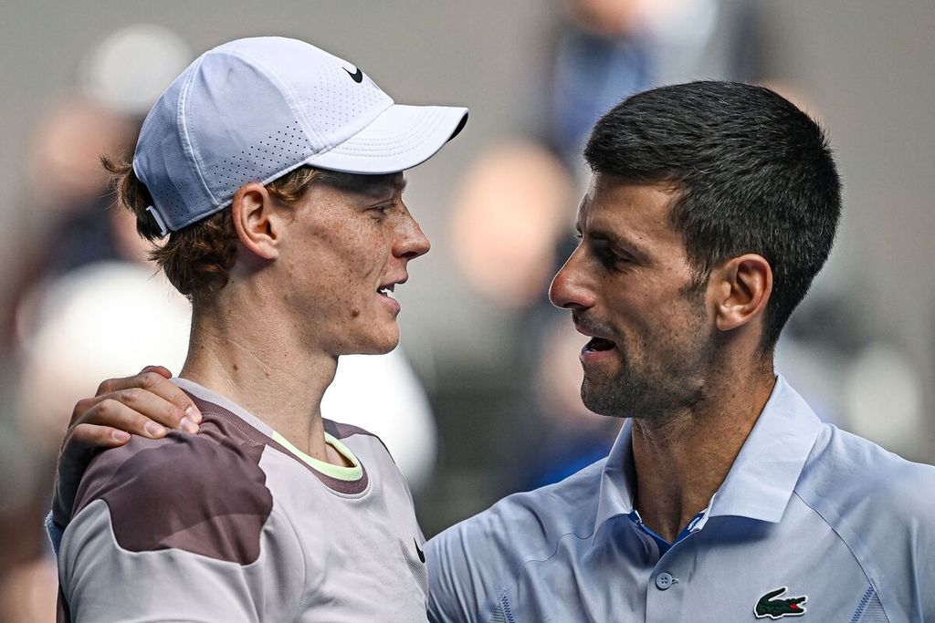 Petenis Italia Jannik Sinner berbincang dengan Novak Djokovic (Serbia) setelah pertandingan semifinal tunggal putra Australia Terbuka di Rod Laver Arena, Melbourne, Australia, Jumat (26/1/2024). Sinner mengalahkan Djokovic, 6-1, 6-2, 6-7 (6), 6-3. Djokovic dan Sinner akan ikut serta dalam turnamen ATP Masters 1000 Monte Carlo, 7-14 April 2024.