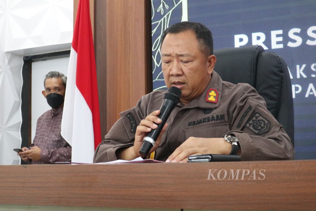 Kepala Kejaksaan Negeri Kabupaten Cirebon Hutamrin menjelaskan terkait kasus dugaan tindak pidana korupsi pembayaran pajak anggaran pendapatan dan belanja desa di 73 desa, Selasa (26/7/2022), di Kantor Kejari Cirebon, Jawa Barat.