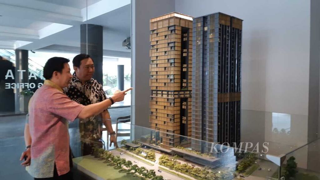 Direktur Pemasaran PT Sutera Agung Properti (SAP) Boy Noviandi (kiri) dan General Manajer Pemasaran PT SAP Agung Nugroho menjelaskan mengenai pengembangan Apartemen Saumata Suites, Kamis (17/10/2019) di Alam Sutera, Tangerang.