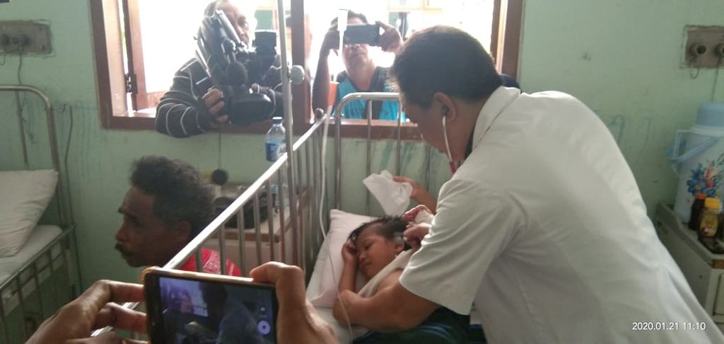 Seorang dokter di RSUD TC Hillers Maumere sedang merawat pasien DBD, Mei 2020. Kasus DBD di Sikka Januari-8 Februari 2022 sebanyak 136 dibanding periode yang sama tahun 2021 hanya 47 kasus.